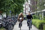 Amsterdam 1 juni 2023
Matthijs de Ligt en zijn vriendin Annekee Molenaar op de fiets in Amsterdam.