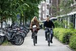 Amsterdam 1 juni 2023
Matthijs de Ligt en zijn vriendin Annekee Molenaar op de fiets in Amsterdam.