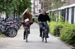 Amsterdam 1 juni 2023
Matthijs de Ligt en zijn vriendin Annekee Molenaar op de fiets in Amsterdam.