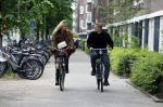 Amsterdam 1 juni 2023
Matthijs de Ligt en zijn vriendin Annekee Molenaar op de fiets in Amsterdam.