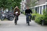 Amsterdam 1 juni 2023
Matthijs de Ligt en zijn vriendin Annekee Molenaar op de fiets in Amsterdam.