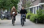 Amsterdam 1 juni 2023
Matthijs de Ligt en zijn vriendin Annekee Molenaar op de fiets in Amsterdam.