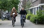 Amsterdam 1 juni 2023
Matthijs de Ligt en zijn vriendin Annekee Molenaar op de fiets in Amsterdam.