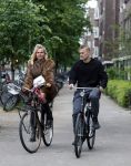 Amsterdam 1 juni 2023
Matthijs de Ligt en zijn vriendin Annekee Molenaar op de fiets in Amsterdam.