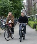 Amsterdam 1 juni 2023
Matthijs de Ligt en zijn vriendin Annekee Molenaar op de fiets in Amsterdam.