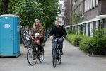 Amsterdam 1 juni 2023
Matthijs de Ligt en zijn vriendin Annekee Molenaar op de fiets in Amsterdam.