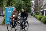 Amsterdam 1 juni 2023
Matthijs de Ligt en zijn vriendin Annekee Molenaar op de fiets in Amsterdam.