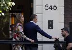 Amsterdam 6 juni 2023
Michiel Mol en zijn vrouw Marloes Mens verlaten het Waldorf ASstoria Hotel. Ze zijn vandaag 5 jaar getrouwd.