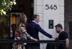 Amsterdam 6 juni 2023
Michiel Mol en zijn vrouw Marloes Mens verlaten het Waldorf ASstoria Hotel. Ze zijn vandaag 5 jaar getrouwd.