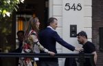 Amsterdam 6 juni 2023
Michiel Mol en zijn vrouw Marloes Mens verlaten het Waldorf ASstoria Hotel. Ze zijn vandaag 5 jaar getrouwd.