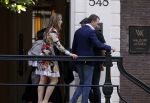 Amsterdam 6 juni 2023
Michiel Mol en zijn vrouw Marloes Mens verlaten het Waldorf ASstoria Hotel. Ze zijn vandaag 5 jaar getrouwd.