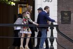 Amsterdam 6 juni 2023
Michiel Mol en zijn vrouw Marloes Mens verlaten het Waldorf ASstoria Hotel. Ze zijn vandaag 5 jaar getrouwd.
