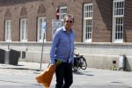 Amsterdam 8 juni 2023
Robert ten Brink met bos pioenrozen oinderweg naar huis.