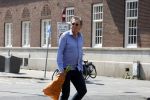 Amsterdam 8 juni 2023
Robert ten Brink met bos pioenrozen oinderweg naar huis.
