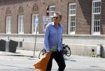 Amsterdam 8 juni 2023
Robert ten Brink met bos pioenrozen oinderweg naar huis.