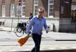 Amsterdam 8 juni 2023
Robert ten Brink met bos pioenrozen oinderweg naar huis.