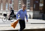 Amsterdam 8 juni 2023
Robert ten Brink met bos pioenrozen oinderweg naar huis.