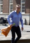 Amsterdam 8 juni 2023
Robert ten Brink met bos pioenrozen oinderweg naar huis.