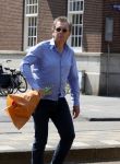 Amsterdam 8 juni 2023
Robert ten Brink met bos pioenrozen oinderweg naar huis.