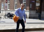 Amsterdam 8 juni 2023
Robert ten Brink met bos pioenrozen oinderweg naar huis.