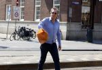 Amsterdam 8 juni 2023
Robert ten Brink met bos pioenrozen oinderweg naar huis.