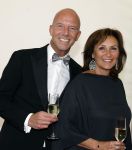 Amsterdam 8 juni 2024
Het Amsterdam diner in AFAS live . Vele Bekende mensen en zakenmensen kwamen naar het gala waar geld opgehaald wordt voor het aids fonds. Astrid Joosten en haar man Rob Peters