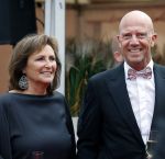 Amsterdam 8 juni 2024
Het Amsterdam diner in AFAS live . Vele Bekende mensen en zakenmensen kwamen naar het gala waar geld opgehaald wordt voor het aids fonds. Astrid Joosten en haar man Rob Peters