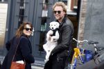 Amsterdam 27 maart 2024
Barbara Sloesen met vriend Joost Hofman en hun hondje in het centrum van amsterdam.
