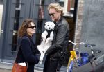 Amsterdam 27 maart 2024
Barbara Sloesen met vriend Joost Hofman en hun hondje in het centrum van amsterdam.