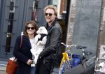 Amsterdam 27 maart 2024
Barbara Sloesen met vriend Joost Hofman en hun hondje in het centrum van amsterdam.