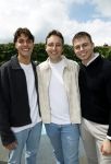 Fijnaart 31 mei 2024
BBQ bij fam Bauer in de tuin . Frans Bauer maakt samen met Lee Towers bekend dat hij dit jaar twee keer in Ahoy op graat treden. Aanwezig Frans Bauer Mariska Bauer Christiaan Bauer ( met vriendin Kim) Frans Bauer jr Jan Bauer en Lucas Bauer .