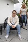 Fijnaart 31 mei 2024
BBQ bij fam Bauer in de tuin . Frans Bauer maakt samen met Lee Towers bekend dat hij dit jaar twee keer in Ahoy op graat treden. Aanwezig Frans Bauer Mariska Bauer Christiaan Bauer ( met vriendin Kim) Frans Bauer jr Jan Bauer en Lucas Bauer .