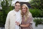 Fijnaart 31 mei 2024
BBQ bij fam Bauer in de tuin . Frans Bauer maakt samen met Lee Towers bekend dat hij dit jaar twee keer in Ahoy op graat treden. Aanwezig Frans Bauer Mariska Bauer Christiaan Bauer ( met vriendin Kim) Frans Bauer jr Jan Bauer en Lucas Bauer .