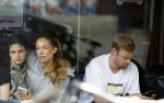 Amsterdam 30 juni 2024
Davy Klaassen met nieuw kapsel en zijn vrouw op terras in Amsterdam zuid.
Ze zijn pas getrouwd.