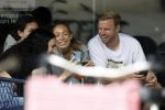 Amsterdam 30 juni 2024
Davy Klaassen met nieuw kapsel en zijn vrouw op terras in Amsterdam zuid.
Ze zijn pas getrouwd.