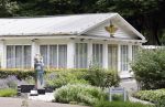 Rotterdam 14 juni 2024 
Begrafenis en besloten kring van Jan v Galen de vader van Rachel Hazes op begraafplaats Hofwijk in de witte kapel. Aanwezig beste vrienden Jaqueline Laats Jeanine Heruer Joop Kruis Ricardo Klaverdijk en Loes v Katwijk