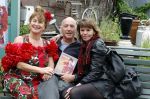 Amsterdam 4 juni 2024
Boekpresentatie Debbie de Jong van B&B Vol liefde . Debbie de Jong met ex Alfred v d Heuvel en zijn nieuwe vriendin Lonneke Stulen
