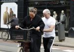 Amsterdam 18 juni 2024
Dries Roelvink achter op de fiets bij zijn vrouw Honoria.