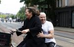 Amsterdam 18 juni 2024
Dries Roelvink achter op de fiets bij zijn vrouw Honoria.
