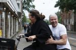 Amsterdam 18 juni 2024
Dries Roelvink achter op de fiets bij zijn vrouw Honoria.
