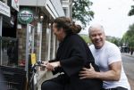 Amsterdam 18 juni 2024
Dries Roelvink achter op de fiets bij zijn vrouw Honoria.