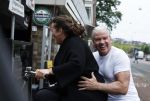 Amsterdam 18 juni 2024
Dries Roelvink achter op de fiets bij zijn vrouw Honoria.
