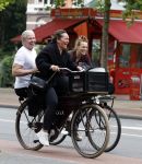 Amsterdam 18 juni 2024
Dries Roelvink achter op de fiets bij zijn vrouw Honoria.
