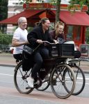 Amsterdam 18 juni 2024
Dries Roelvink achter op de fiets bij zijn vrouw Honoria.