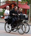 Amsterdam 18 juni 2024
Dries Roelvink achter op de fiets bij zijn vrouw Honoria.