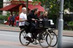 Amsterdam 18 juni 2024
Dries Roelvink achter op de fiets bij zijn vrouw Honoria.