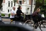 Amsterdam 18 juni 2024
Dries Roelvink achter op de fiets bij zijn vrouw Honoria.
