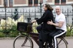 Amsterdam 18 juni 2024
Dries Roelvink achter op de fiets bij zijn vrouw Honoria.