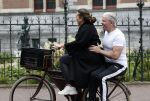 Amsterdam 18 juni 2024
Dries Roelvink achter op de fiets bij zijn vrouw Honoria.