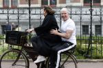 Amsterdam 18 juni 2024
Dries Roelvink achter op de fiets bij zijn vrouw Honoria.